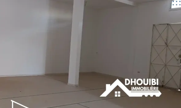 Deux garages à vendre à Kairouan avec un plancher inachevé.